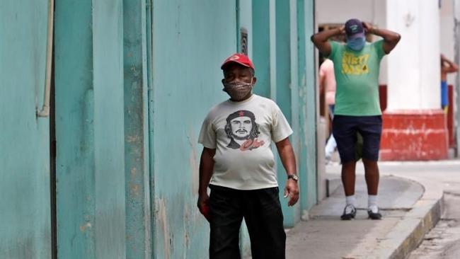 Cubanos con nasobucos en las calles.