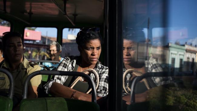 Tres cubanas en un autobús.