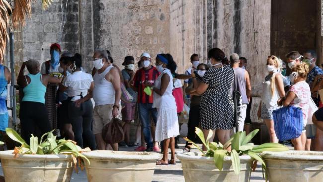 Cubanos hacen una cola en La Habana.