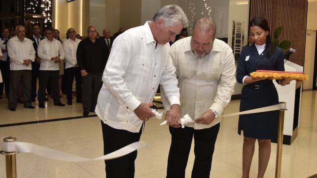 Miguel Díaz-Canel y Manuel Marrero en la inauguración de un hotel en La Habana.