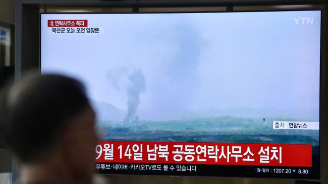 La columna de humo de la explosión, transmitida por la televisión surcoreana.
