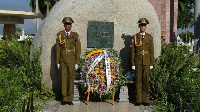 Guardia de honor ante la tumba de Fidel Castro.