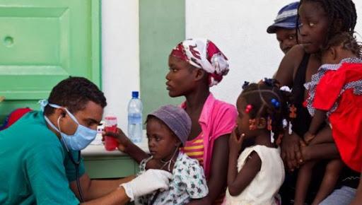 Médico cubano atiende pacientes en Haití.