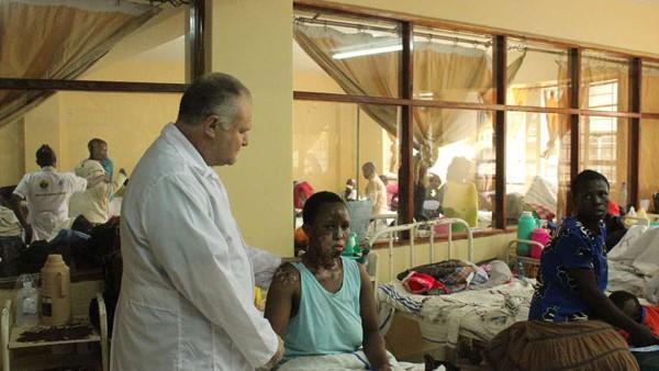 Médico cubano en hospital de Kenia.
