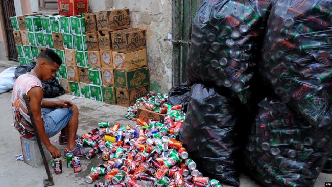 Seleccionando latas vacías en un mercado de La Habana. 