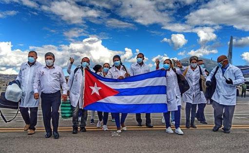 Médicos cubanos en Perú.