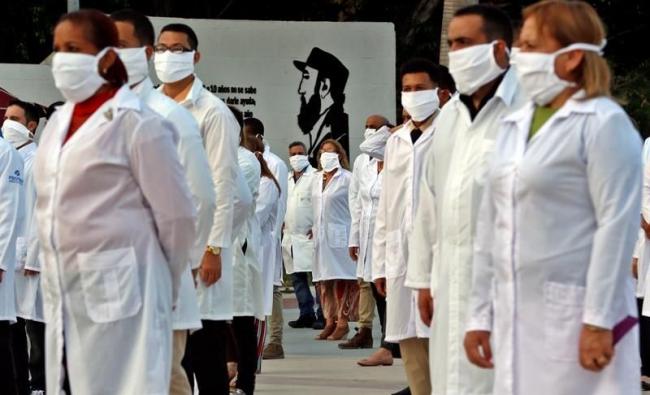 Médicos cubanos antes de partir al extranjero.