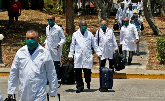 Médicos cubanos antes de viajar al exterior.