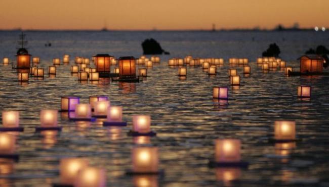 Linternas flotantes en una ceremonia budista japonesa.