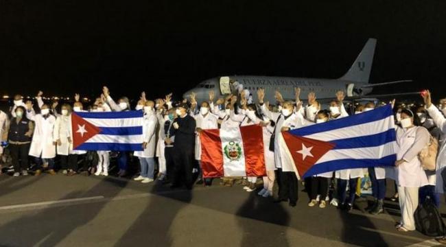 Profesionales de salud cubanos a su llegada a Lima, Perú.