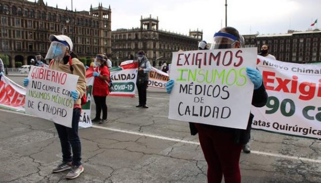 Protesta de médicos mexicanos por la falta de insumos.