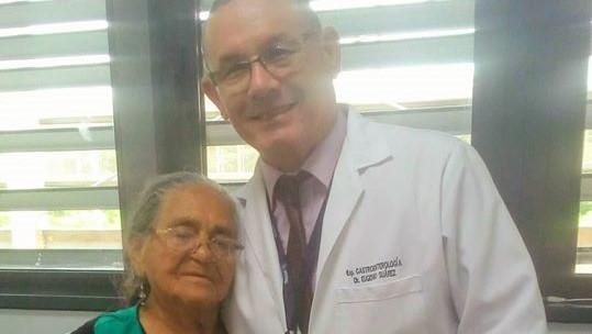 Eugenio Suárez Utria junto a una paciente.