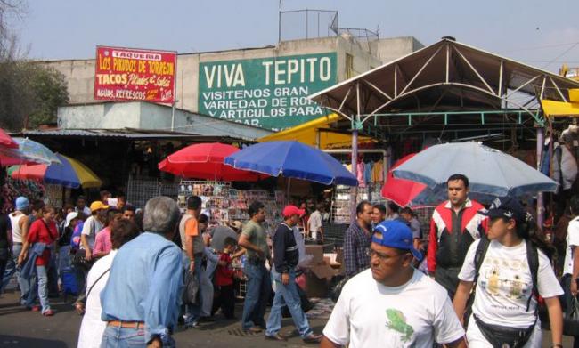 Tepito, el barrio de mercadillos al que van a comprar los médicos cubanos.