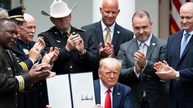 Trump durante la firma de la orden.