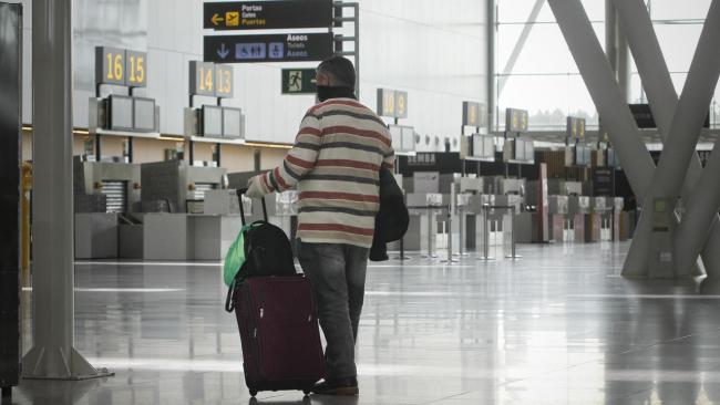 Un pasajero espera dentro de un aeropuerto español desierto. 