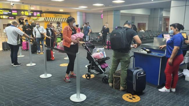 Cubanos varados en Panamá a punto de abordar el vuelo