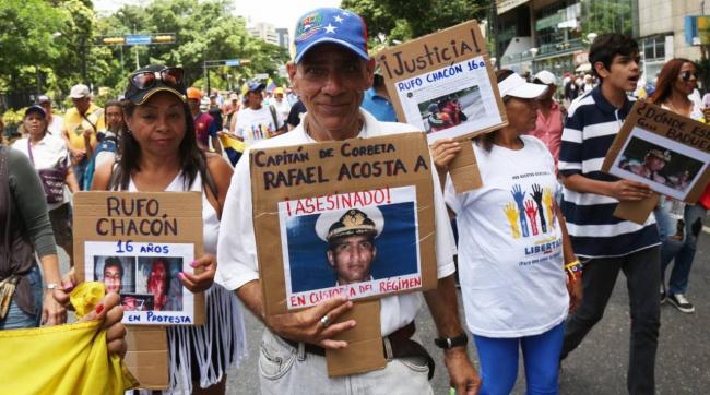 Protesta por la muerte del capitán Rafael Acosta Arévalo, torturado por el régimen.