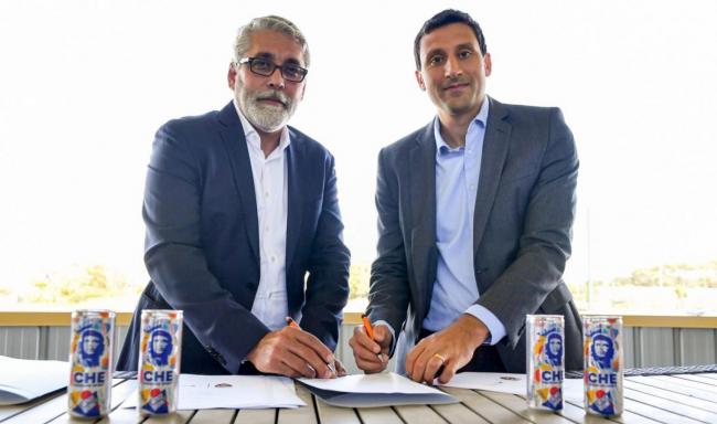 Alexis Ferreiro y Fabrice Bocquet durante la firma del contrato que une al equipo con la marca de bebida energética.