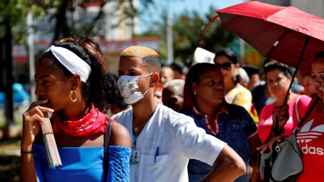 Cubanos en la calle durante la pandemia del coronavirus.