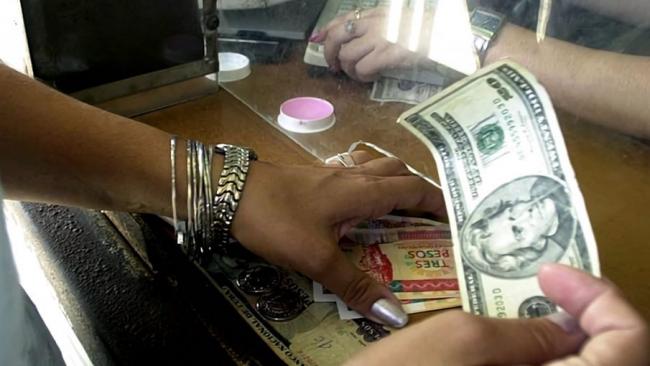 Una cubana cambia dólares por CUC en Cuba. 