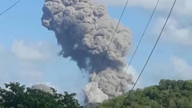 Columna de humo de la explosión.