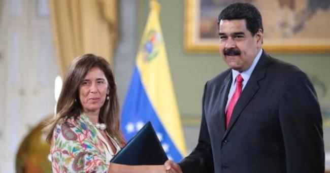 Nicolás Maduro y la embajador de la UE expulsada por él.