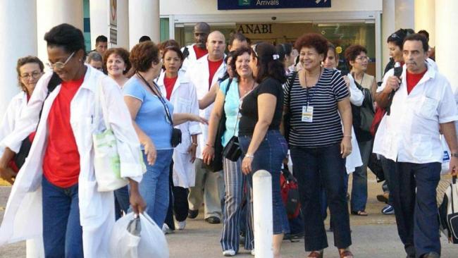 Sanitarios cubanos llegando a Villahermosa, Tabasco. 