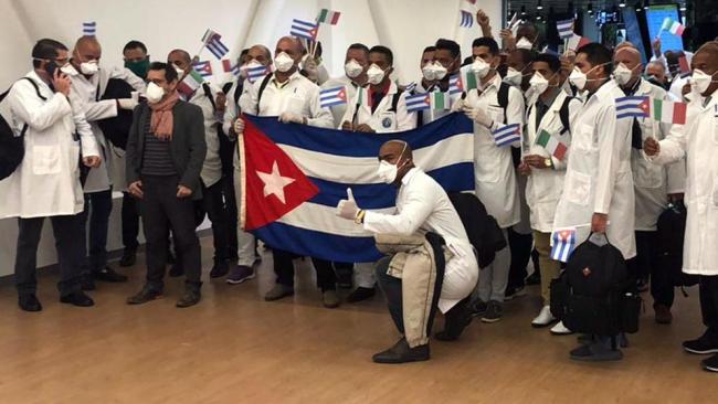 Una brigada de médicos cubanos, compuesta mayoritariamente por hombres, a su llegada a Italia.