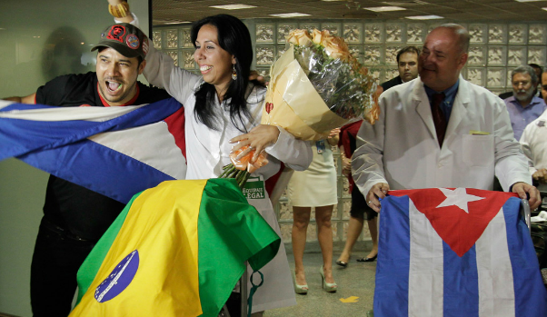 Médicos cubanos enviados a Brasil en su retorno a la Isla.