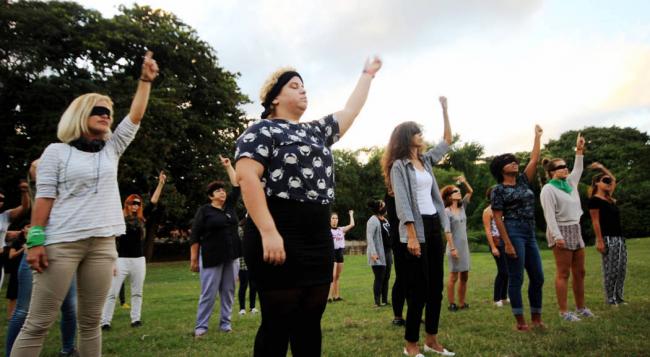 Un grupo de feministas cubanas realizan un performance contra la violencia machista.