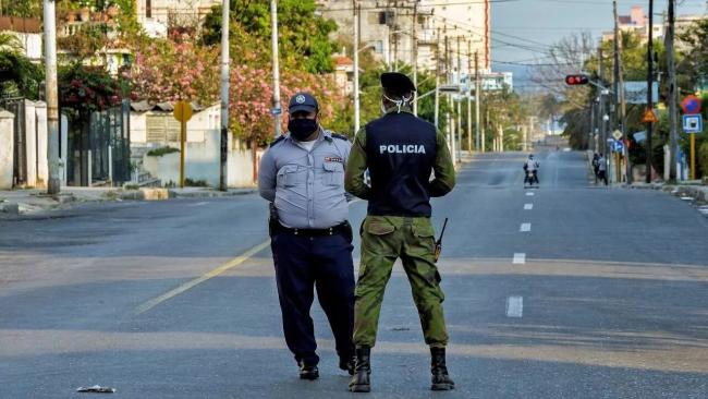 Policías en las calles de La Habana, abril de 2020-