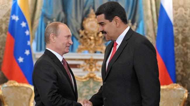 El presidente ruso Vladimir Putin saluda a Nicolás Maduro durante una reunión.