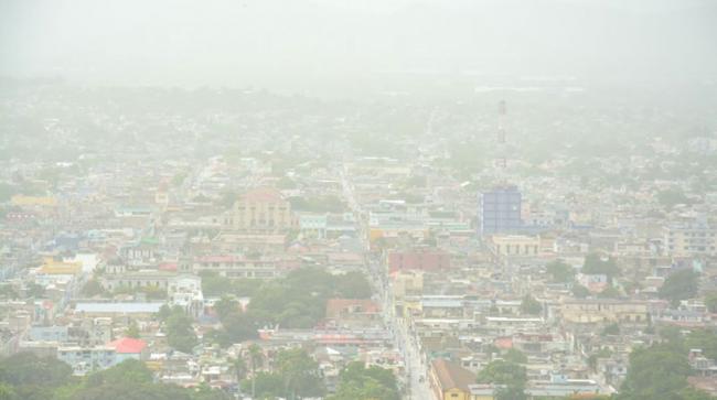 La ciudad de Holguín nublada por la nube de polvo de finales de junio. 