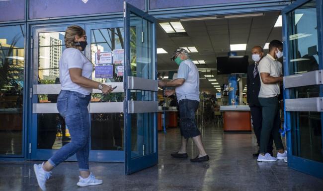 Una mujer entra a una de las tiendas en divisas abiertas en Cuba.