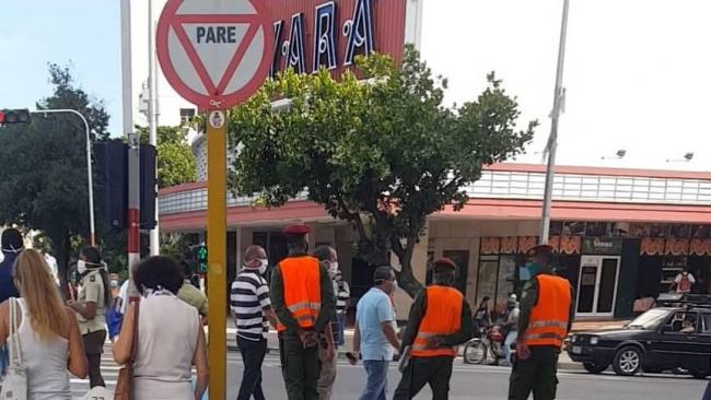 Operativo represivo en las inmediaciones del cine Yara el 30 de junio.