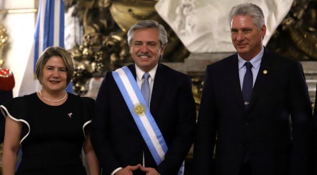 Miguel Díaz-Canel y Lis Cuesta junto a Alberto Fernández durante su toma de posesión.