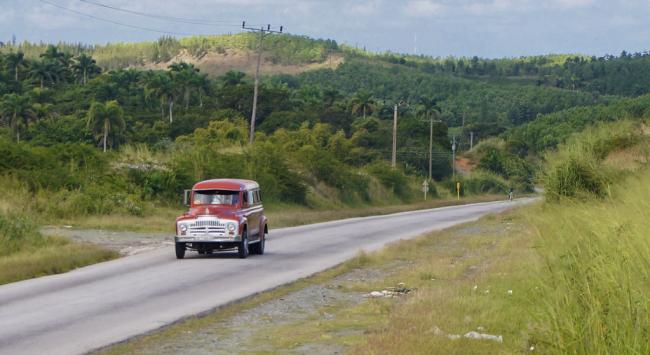 Un automóvil transita por la carretera central de Cuba.