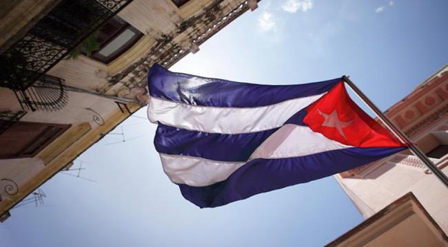 Una bandera cubana, fachadas.