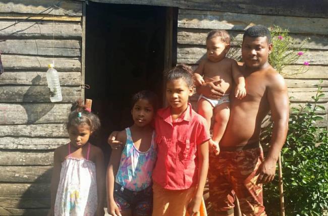 Luis Mojena y sus hijos ante la casa para la que pide subvención.