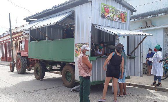 Una de las carretas que distribuye los alimentos en Camajuaní.