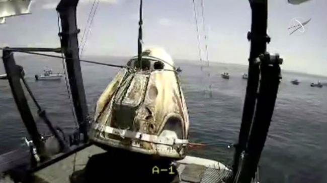 Ingenieros sacan del mar la cápsula de SpaceX en la que viajaron los astronautas.