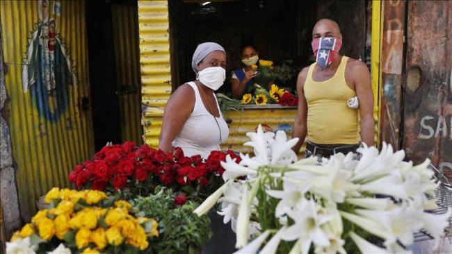 Dos personas venden flores en Cuba durante la pandemia del coronavirus.