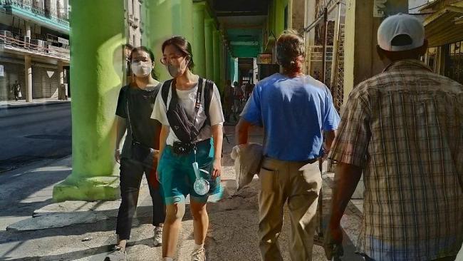 Transeúntes en una calle de La Habana. 