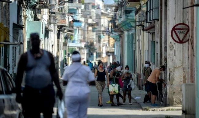 Personas recorren una calle de La Habana. 