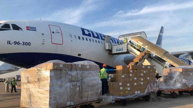 Un avión de Cubana de Aviación traslada las donaciones de China.