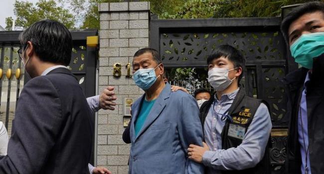 El magnate de la prensa hongkonesa es arrestado por la Policía. 