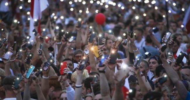 Partidarios de la oposición en Bielorrusia encienden las luces de sus celulares en una protesta frente al edificio del gobierno en Minsk el 18 de agosto.