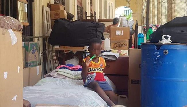Un niño vecino de Zulueta 505, La Habana, entre las pertenencias de su familia en la calle.