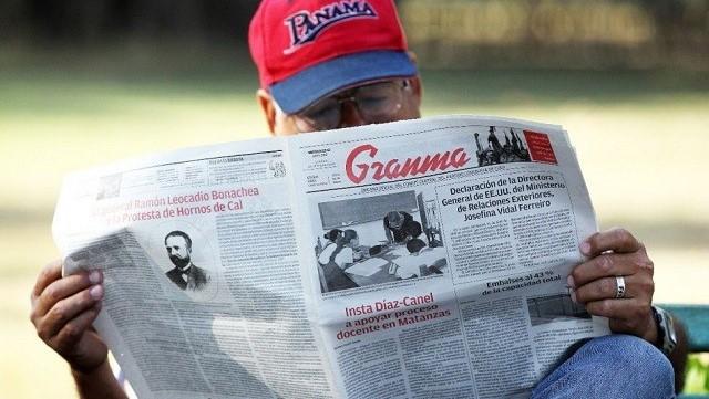 Un cubano lee el diario oficial 'Granma'.