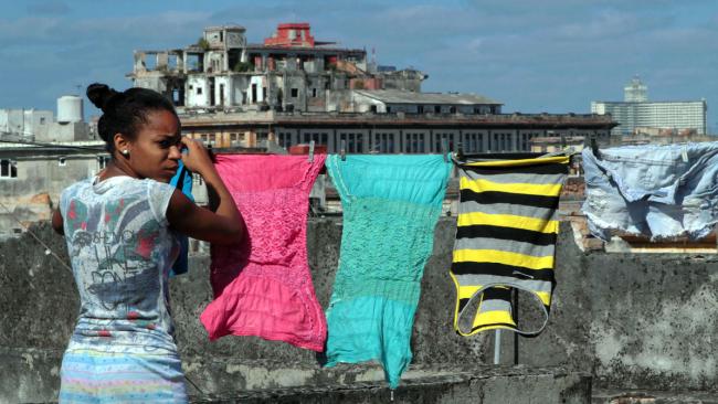 Una cubana tendiendo ropa en La Habana.